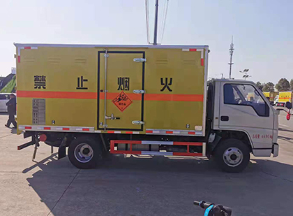 灌云爆破器材运输车工人安全操作规范与智能技术保障